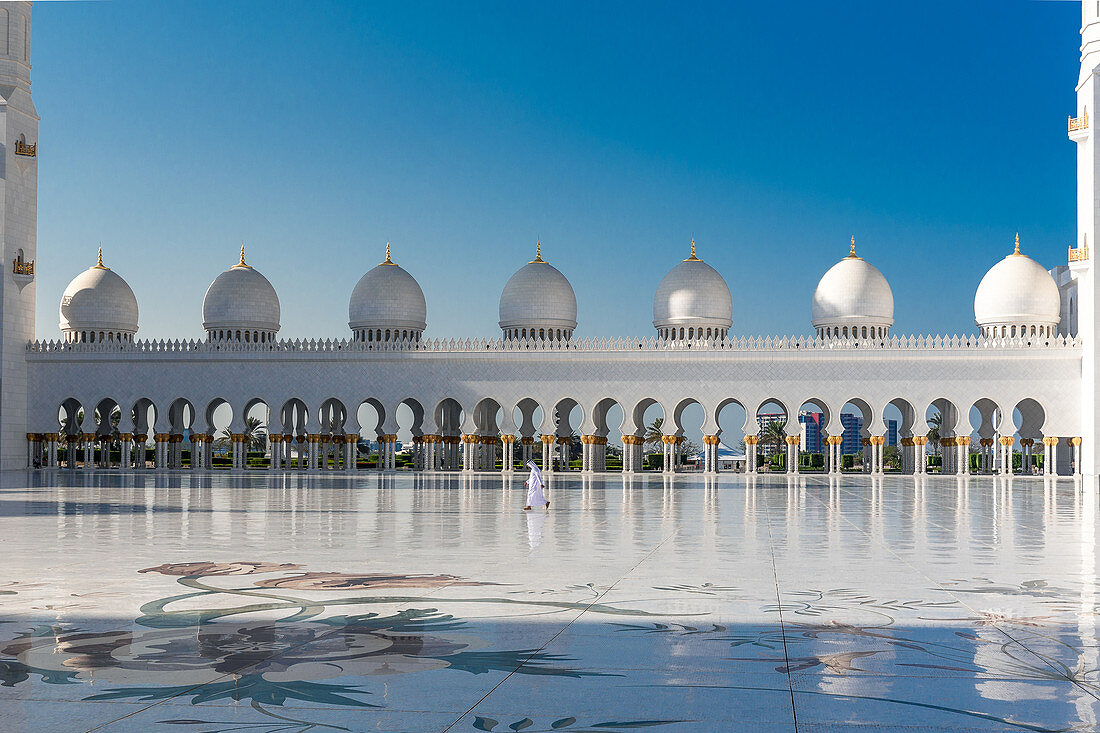 Einheimischer im Innenhof der Scheich-Zayid-Moschee in Abu Dhabi, VAE