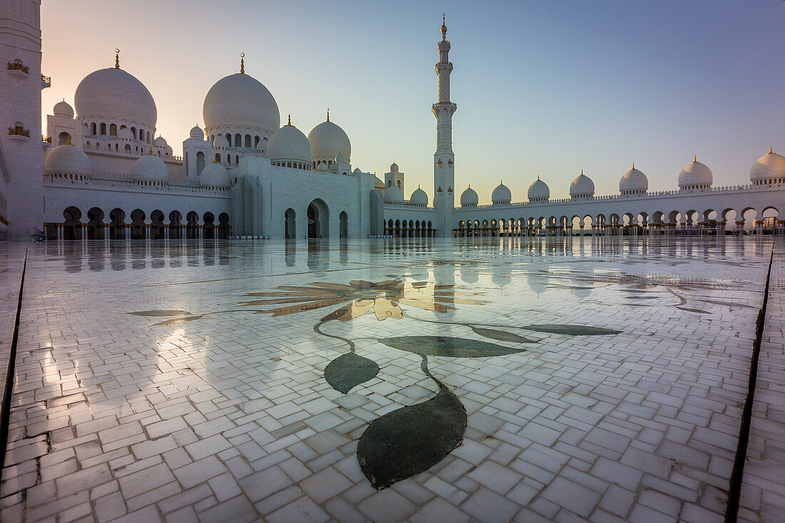 Sonnenuntergang über den Kuppeln der Scheich-Zayid-Moschee in Abu Dhabi, VAE