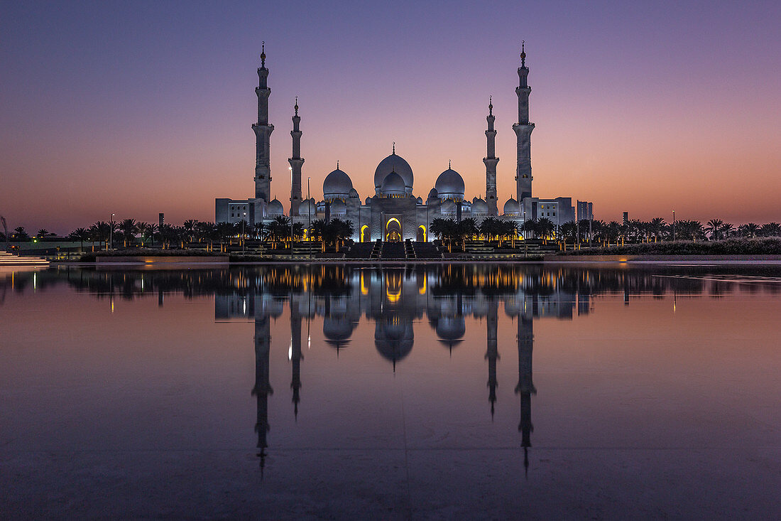 Gesamtansicht der beleuchteten Scheich-Zayid-Moschee in Abu Dhabi, VAE