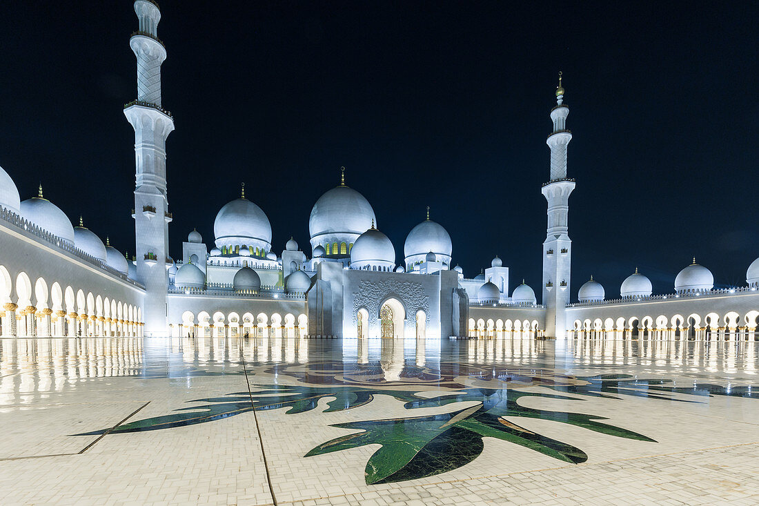 Die beleuchtete Scheich-Zayid-Moschee in Abu Dhabi, VAE
