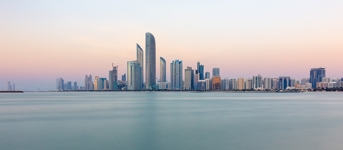 Die Skyline von Abu Dhabi, VAE