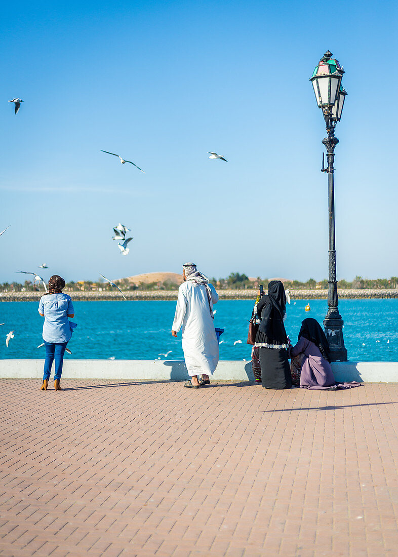 Einheimische genießen den Nachmittag am Breakwater Beach in Abu Dhabi, VAE