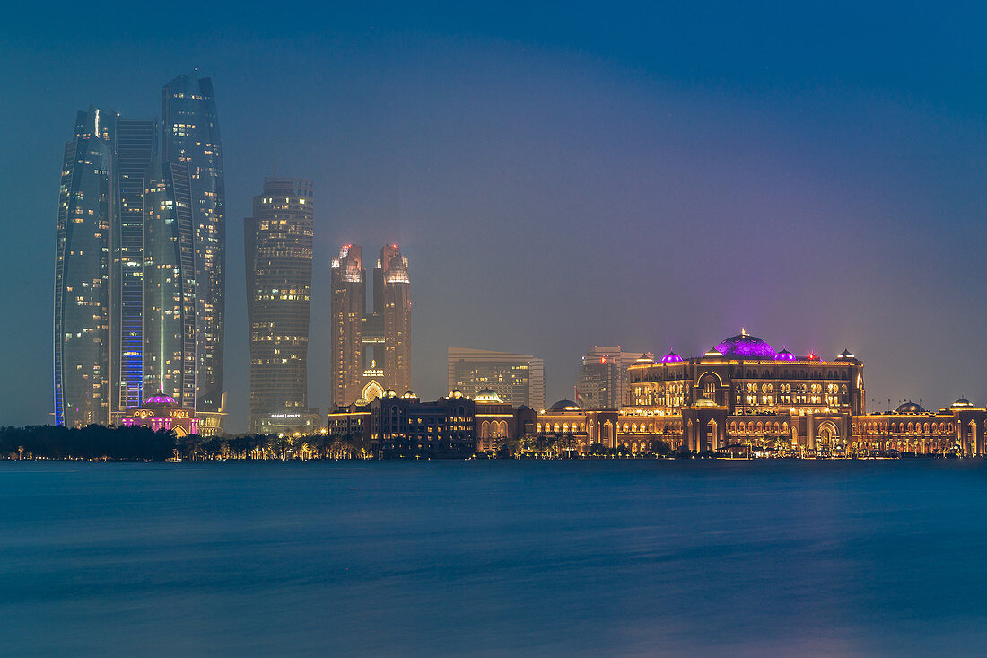 Der beleuchtete Emirates Palace in Abu Dhabi, VAE