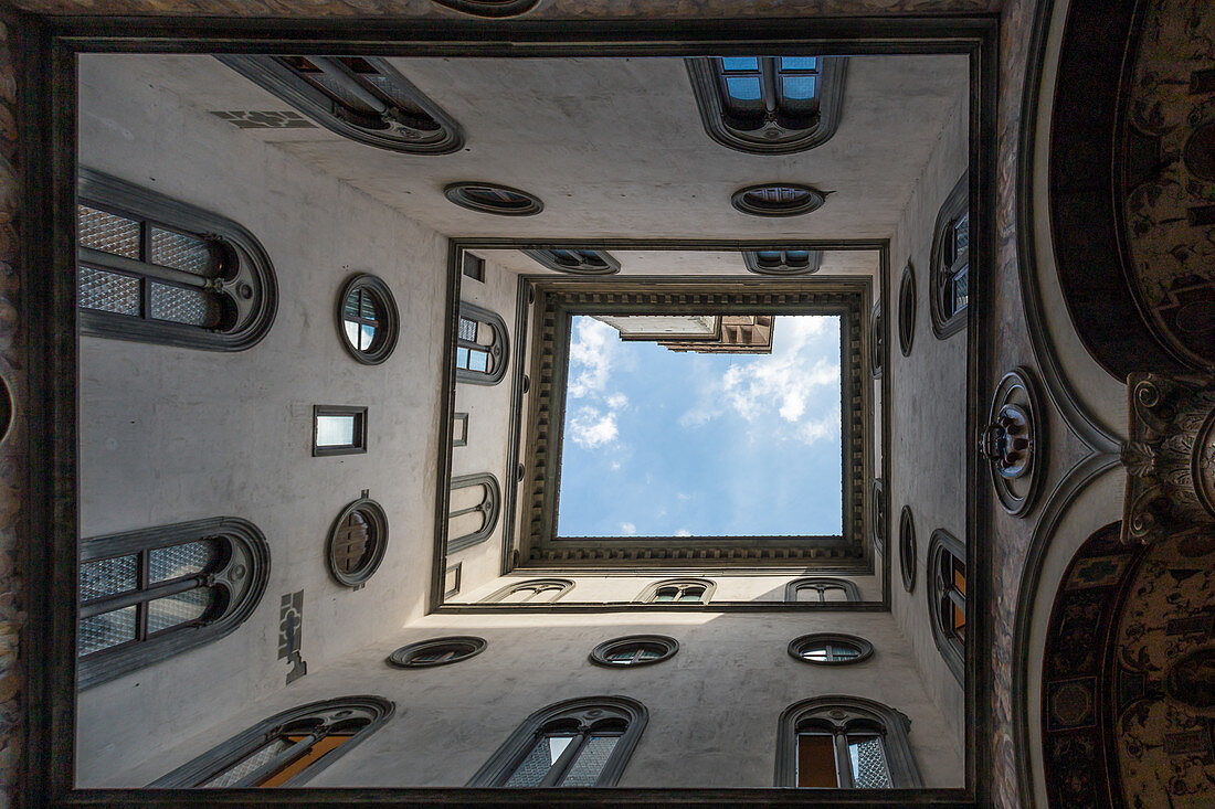 Blick zum Himmel vom Innenhof des Palazzo Vecchio in Florenz, Italien
