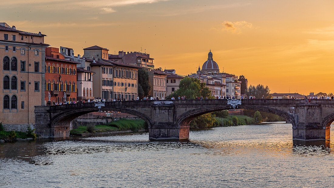 Sonnenuntergang mit Blick auf die Ponte Santa Trinita in Florenz, Italien