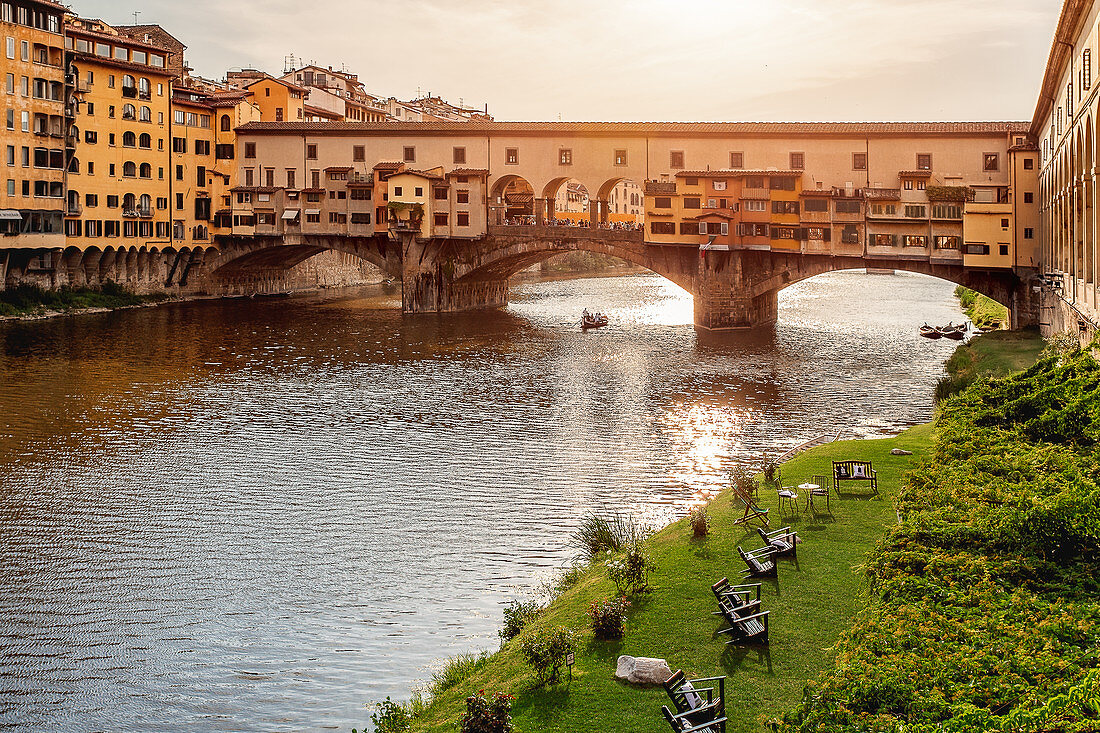 Sonneuntergang über der Ponte Vecchio in Florenz, Italien