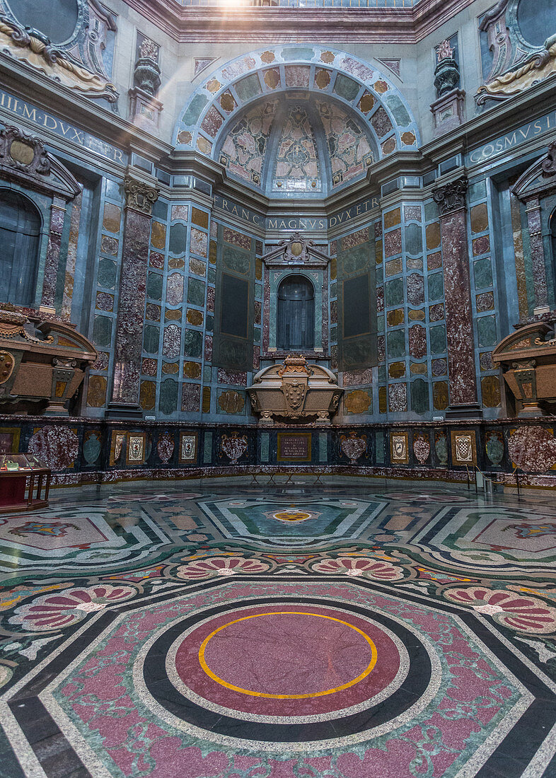 Im Inneren der Basilica di San Lorenzo in Florenz, Italien