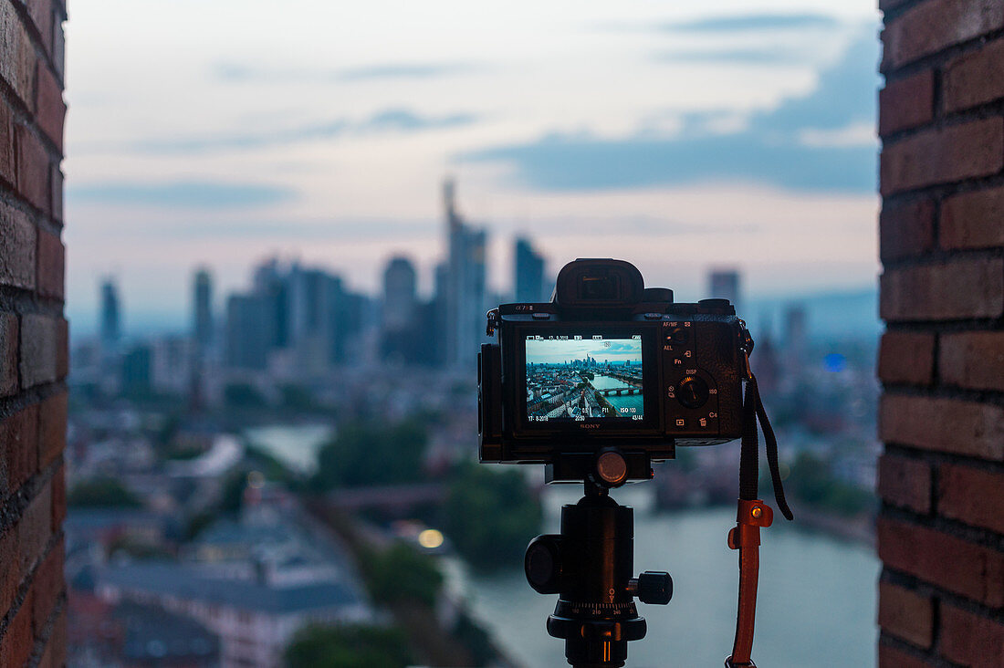 Kamera fotografiert die Skyline von Frankfurt am Main, Deutschland