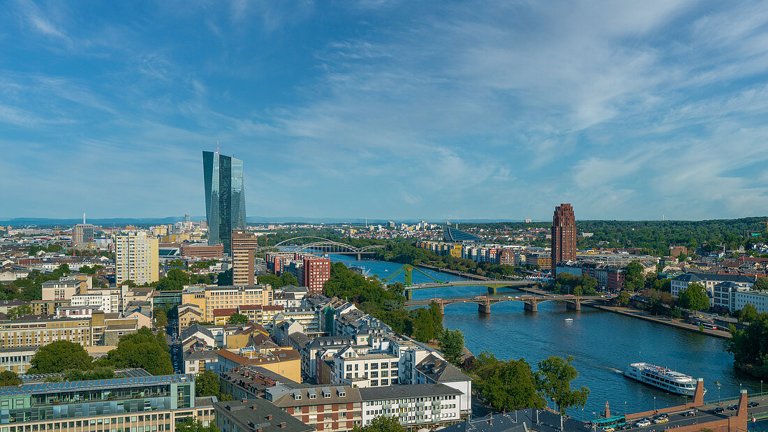 Schöner Blick auf den Main und die Europäische Zentralbank in Frankfurt am Main, Deutschland