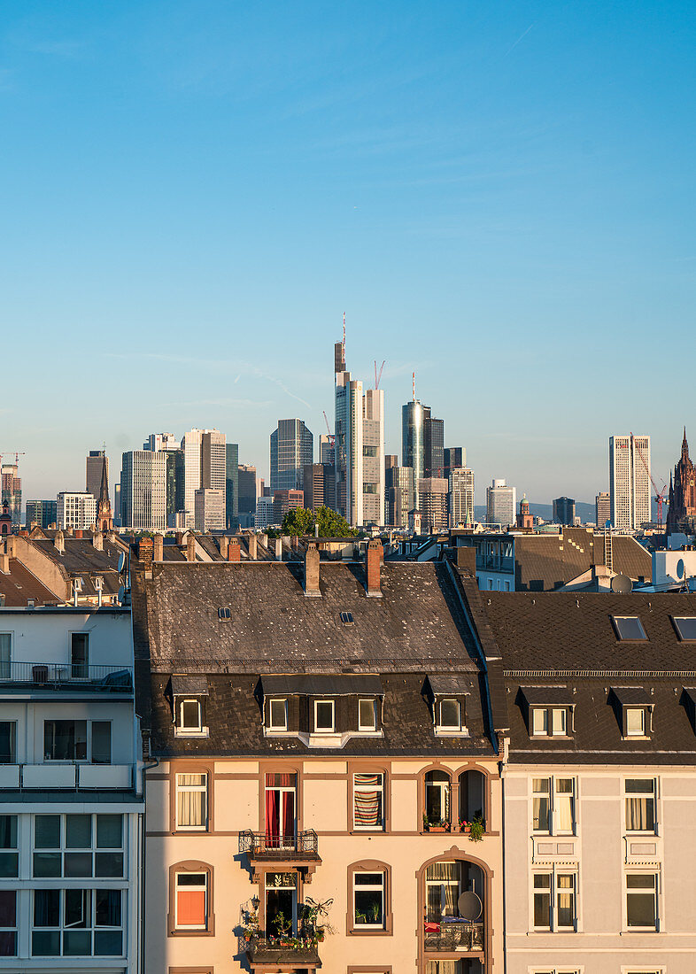 Blick von Sachsenhausen auf die Skyline von Frankfurt am Main, Deutschland