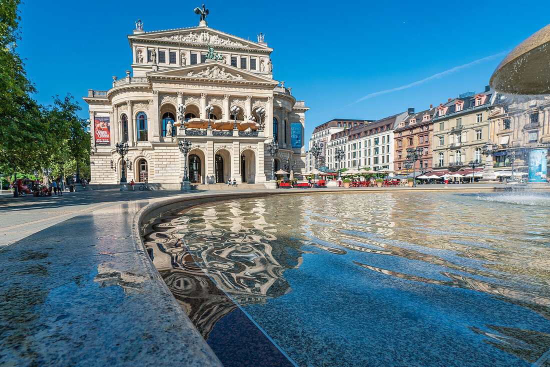 Blick auf die Alte Oper und einen Springbrunnen in Frankfurt am Main, Deutschland