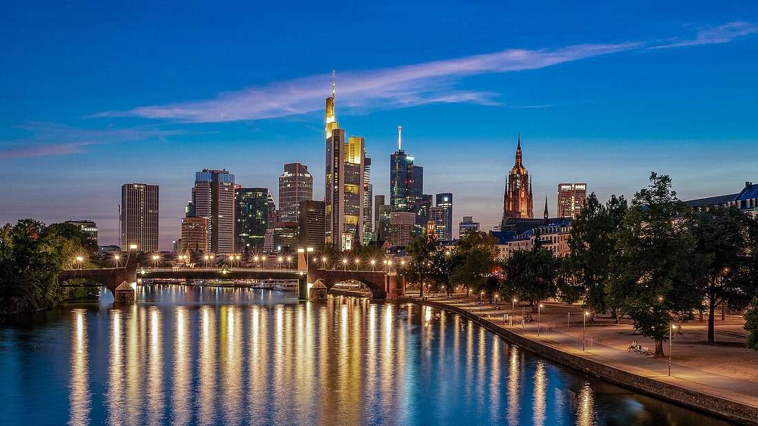 Die beleuchtete Skyline von Frankfurt am Main, Deutschland