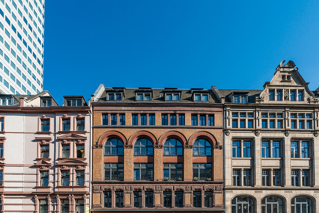 Schöne Häuserfassaden im Bankenviertel von Frankfurt am Main, Deutschland