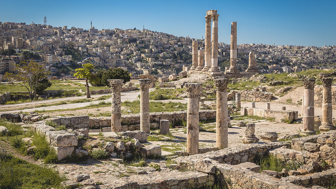 Am Zitadellenhügel mit Blick auf den Herkulestempel und die Stadt im Hintergrund, Amman, Jordanien