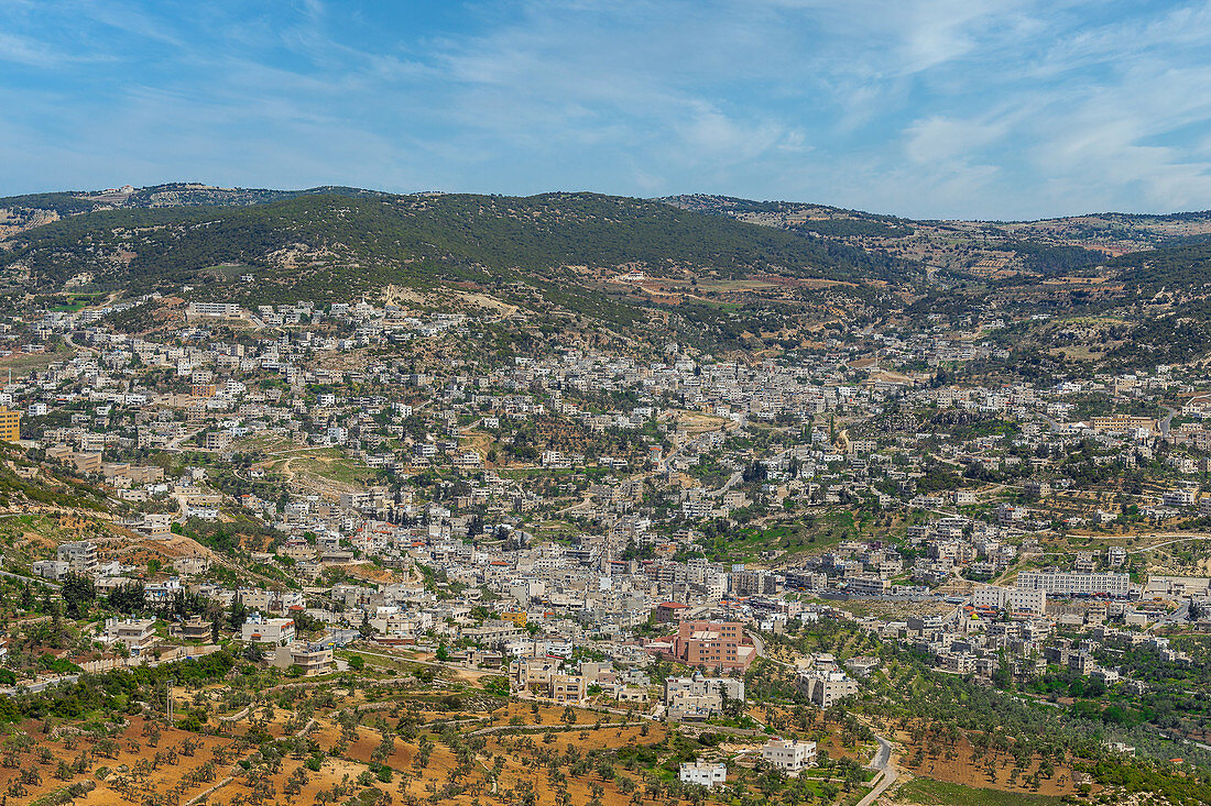 Blick von oben auf die Stadt Ajloun, Jordanien