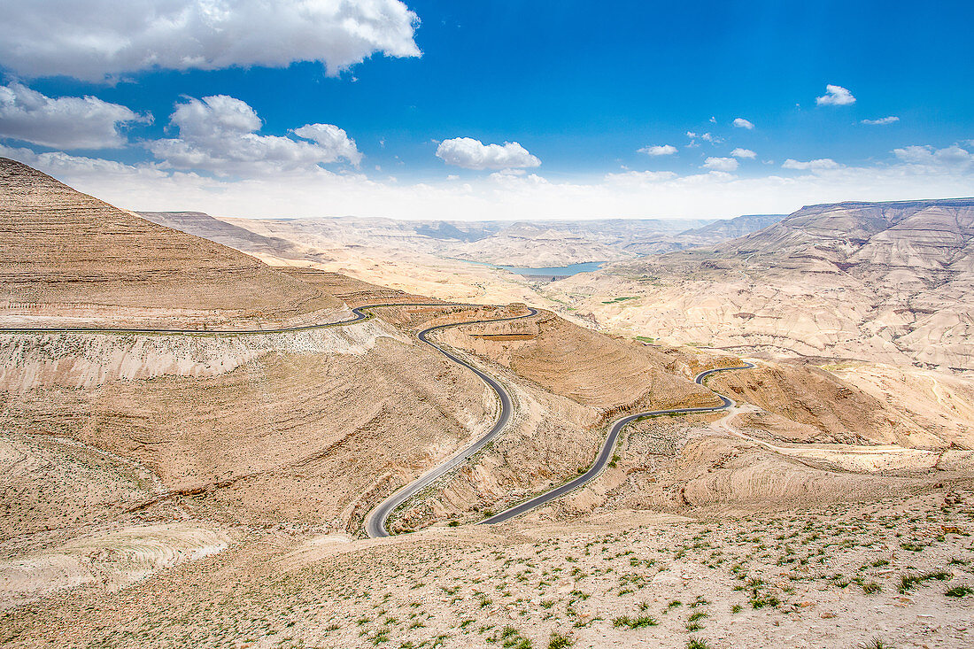 Wunderschöner Blick auf den Kings Highway im Wadi Mujib in Jordanien