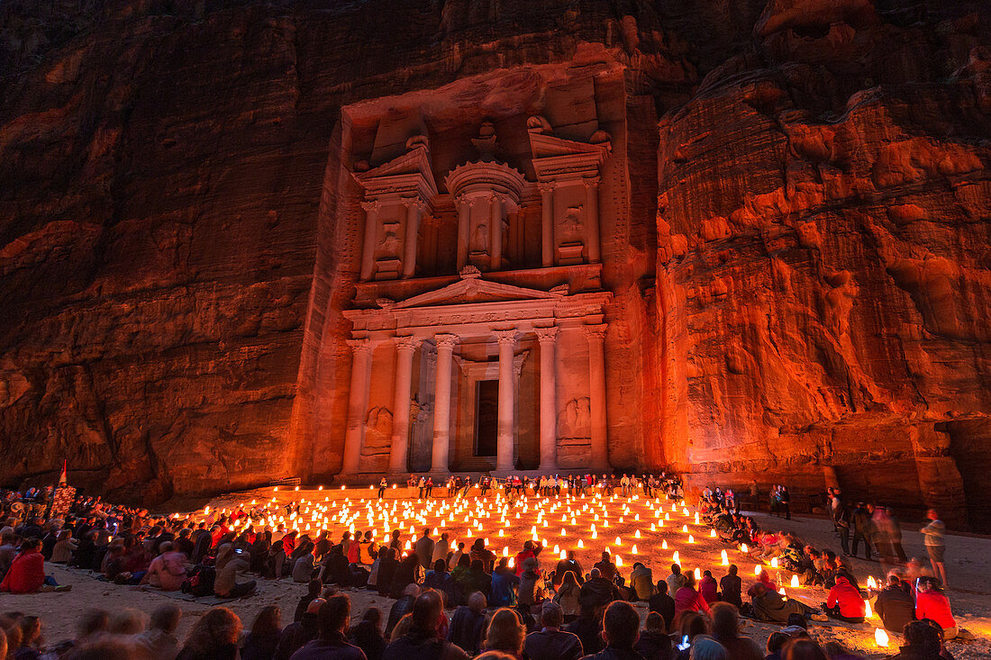 Das Schatzhaus in Petra, beleuchtet von hunderten Kerzen, Petra, Jordanien