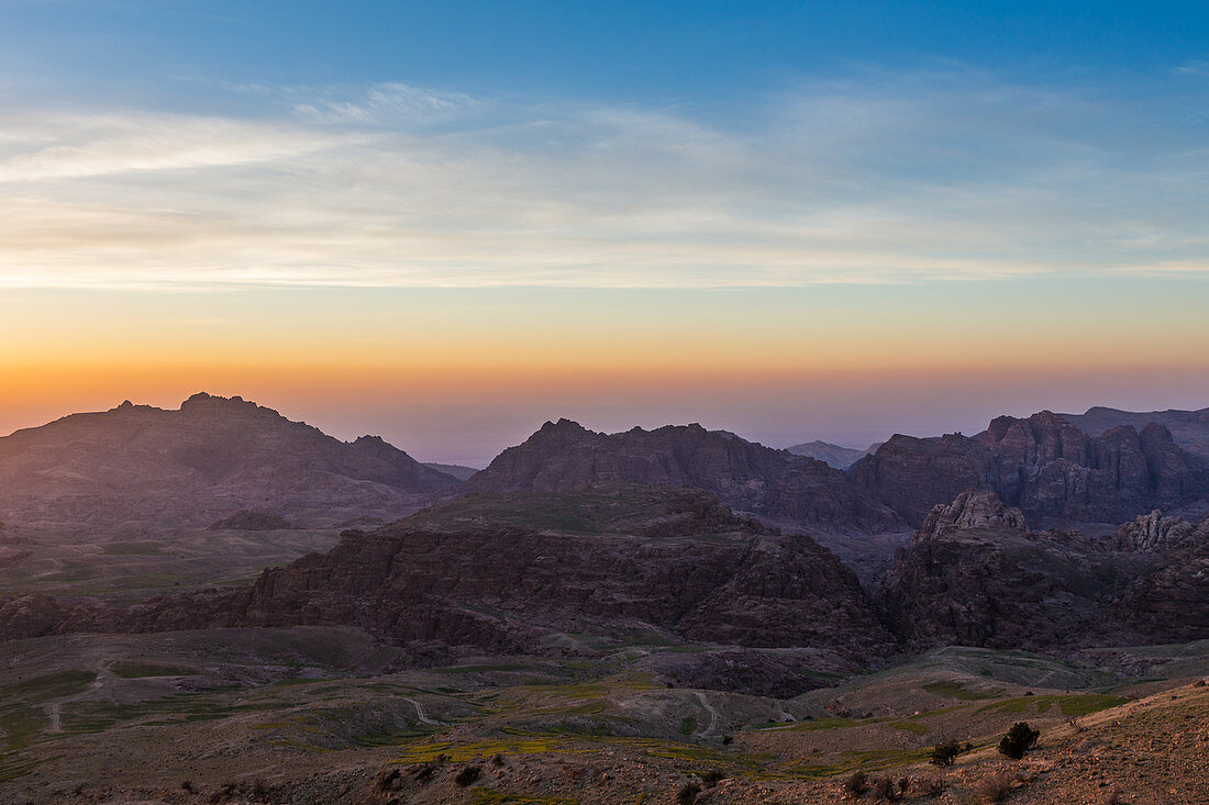 Sonnenuntergang über den Hügeln von Ma'an, ganz in der Nähe der alten Nabatäerstadt von Petra, Jordanien