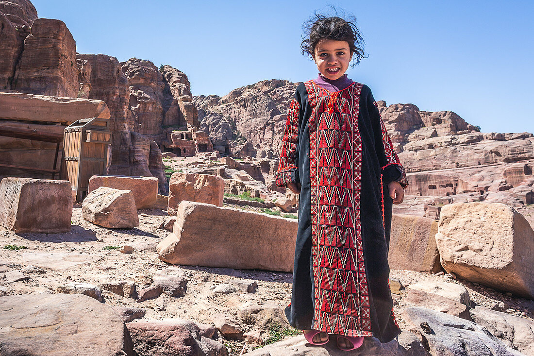 Junges jordanisches Mädchen in den Hügeln rund um Petra, Jordanien