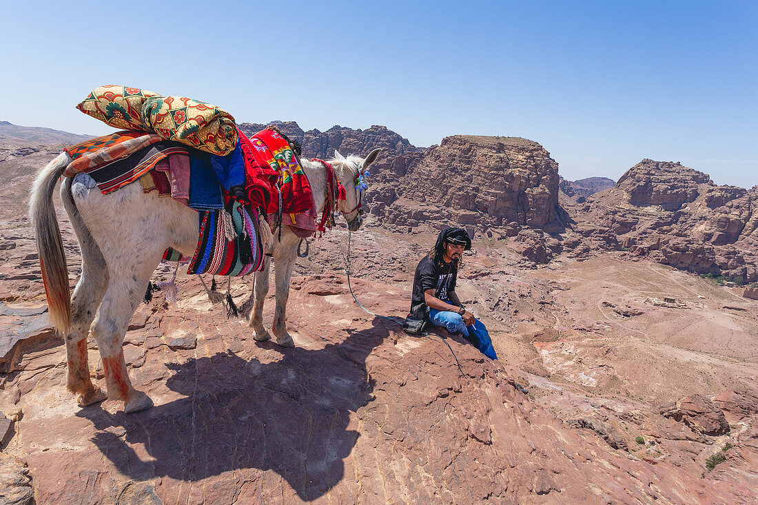 Ein Beduine mit seinem Pferd am Hohen Opferplatz in Petra, Jordanien