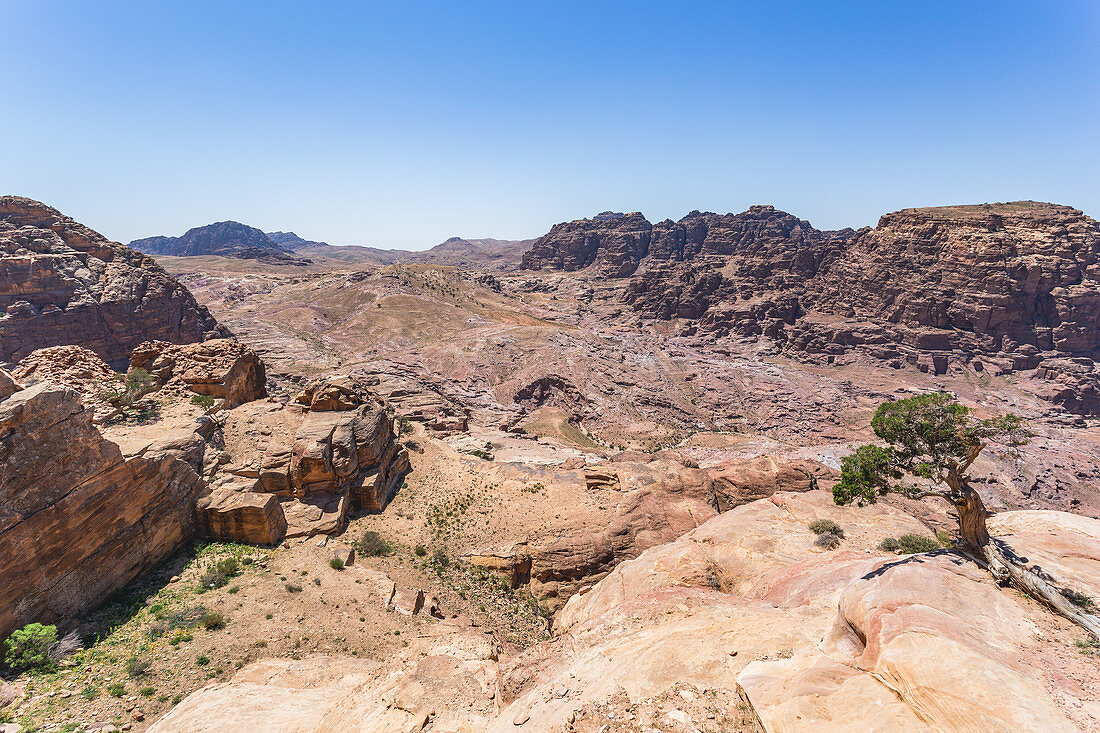 Wunderschöner Blick vom Hohen Opferplatz auf die Berge rund um Petra, Jordanien