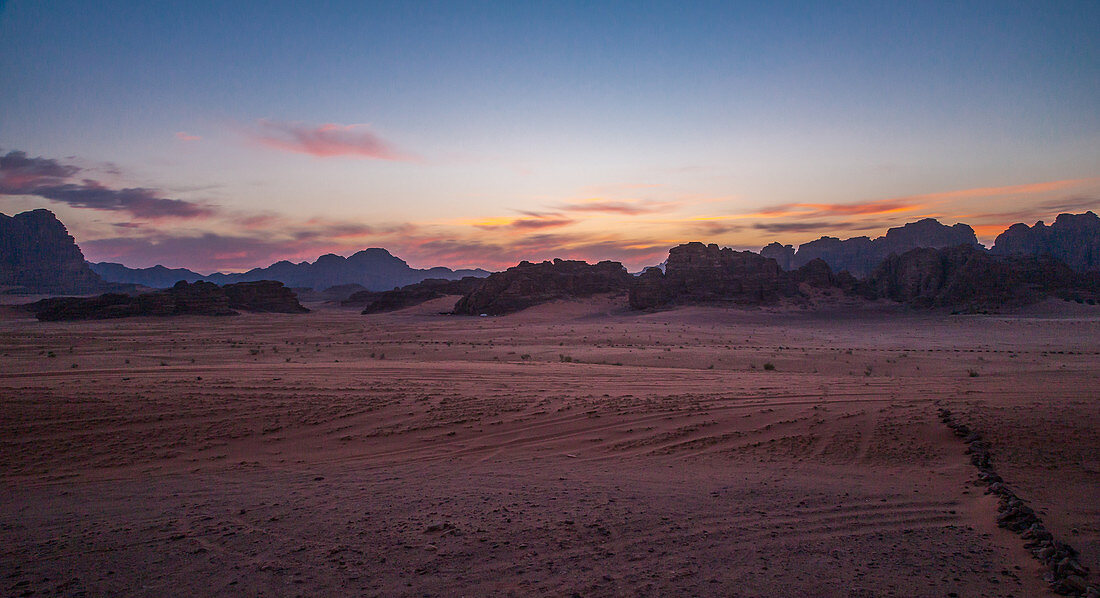 Sonnenuntergang über der Wüste Wadi Rum in Jordanien