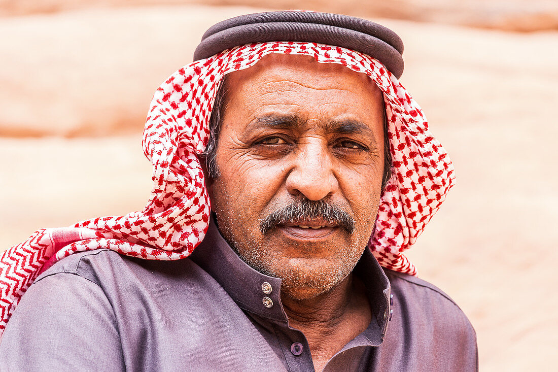 Portrait eines Beduinen in der Wadi Rum Wüste in Jordanien