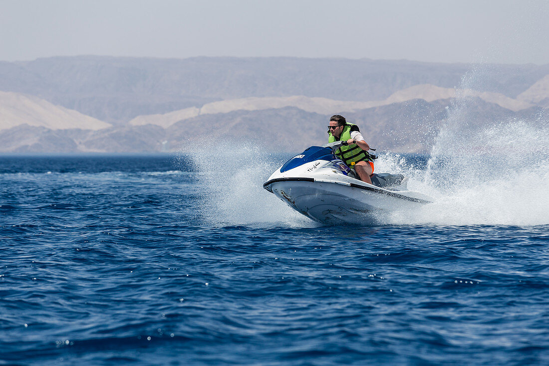 Jetski fahren in Tala Bay, Jordanien