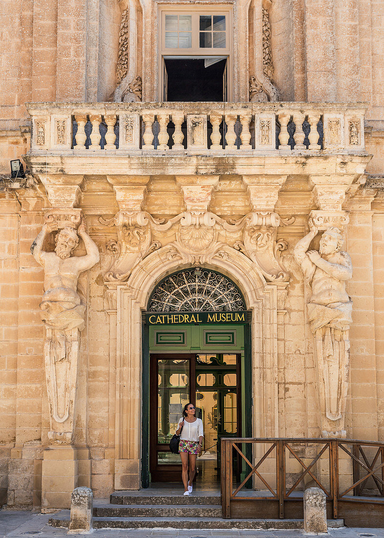 Touristen vor dem Museum in Mdina, Malta