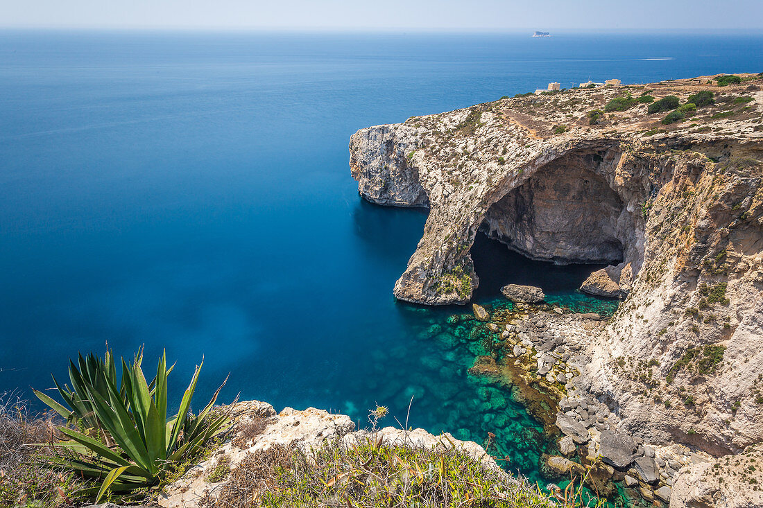 Blick von oben auf die Blaue Grotte auf Malta