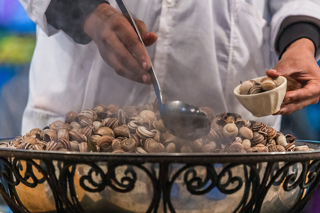 Schneckensuppe am Djemaa El Fna in Marrakesch, Marokko