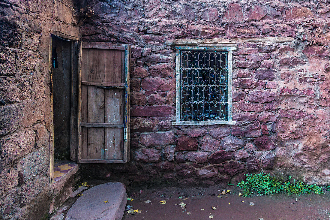 Eingangstür in das Haus einer Berberfamilie im Atlas-Gebirge in Marokko