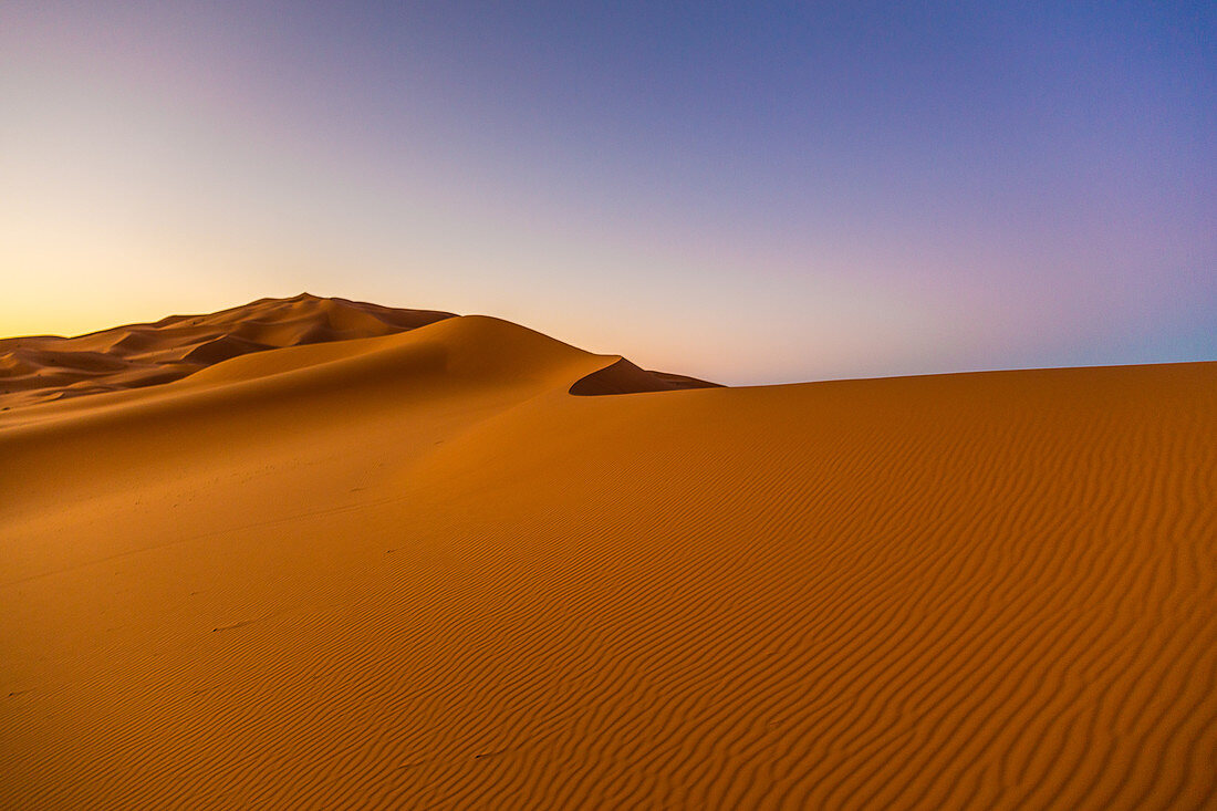 Kurz nach Sonnenaufgang in der Erg Chebbi Wüste, Sahara, Marokko