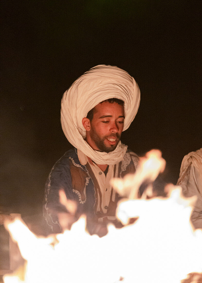 Berber nachts am Lagerfeuer in der Erg Chebbi, Sahara, Marokko