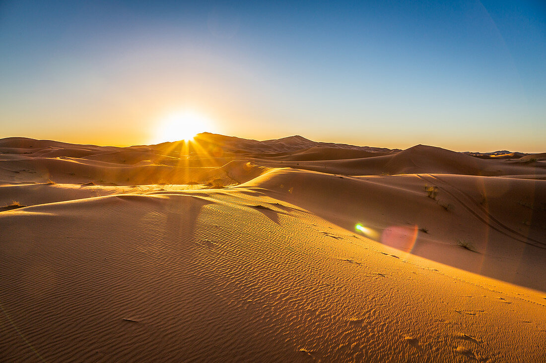 Sonnenaufgang in der Erg Chebbi Wüste in Marokko