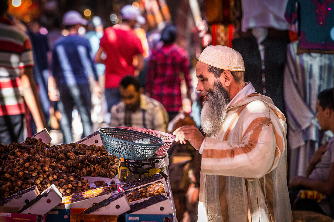 Feigenverkäufer im Souk von Marrakesch, Marokko
