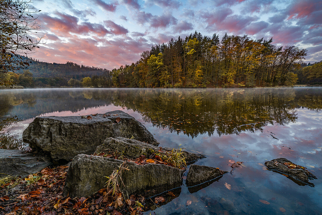 Frühmorgens am Thalersee mit pinken Wolken und schönen Herbstfarben, Graz, Österreich