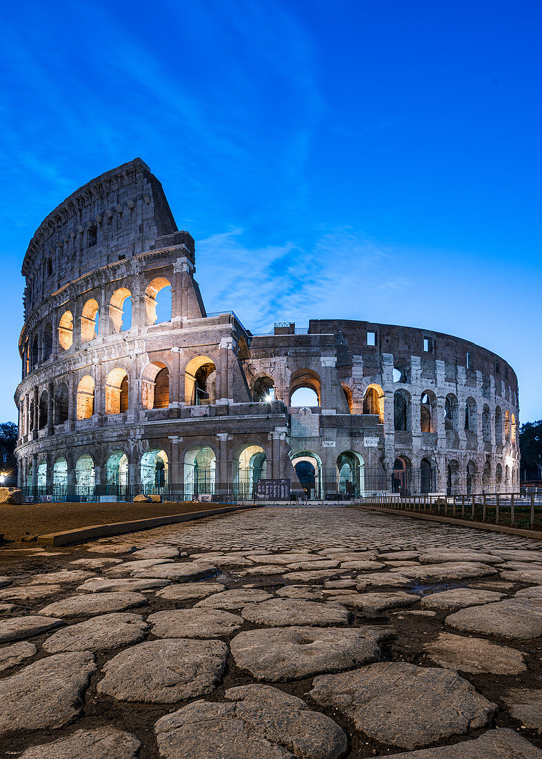 Kurz vor Sonnenaufgang vor den Überresten des Kolosseums in Rom, Italien