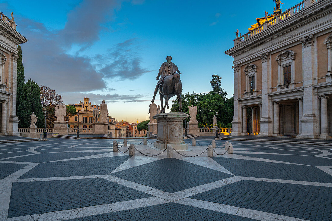 Morgens am Palatin mit Blick auf die Statue von Mark Aurel, Rom, Italien