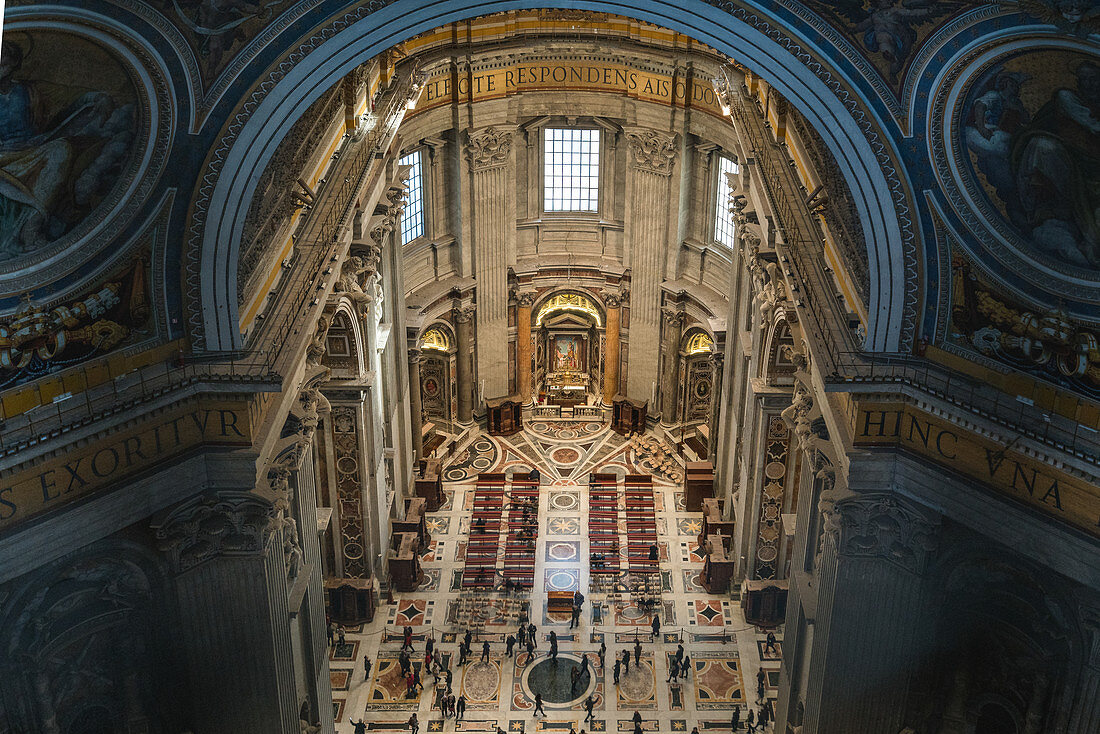 Im Inneren des Petersdoms in Rom, Italien