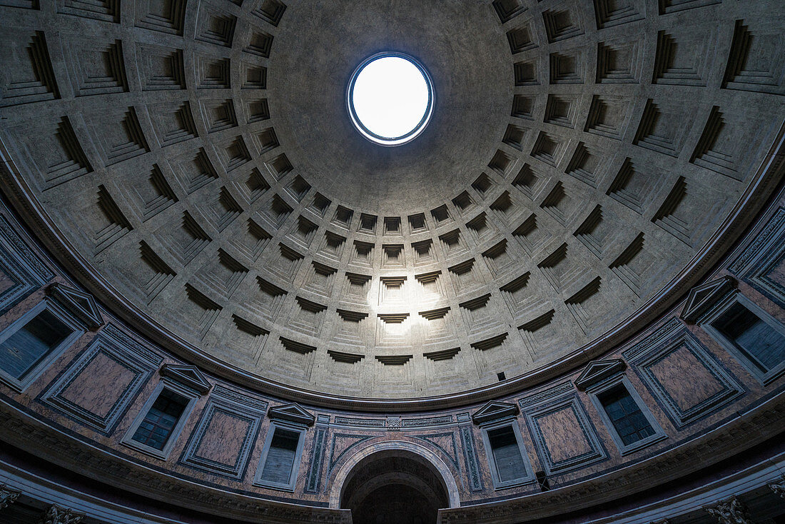 Blick auf die Architektur und Kuppel des Pantheon in Rom, Italien