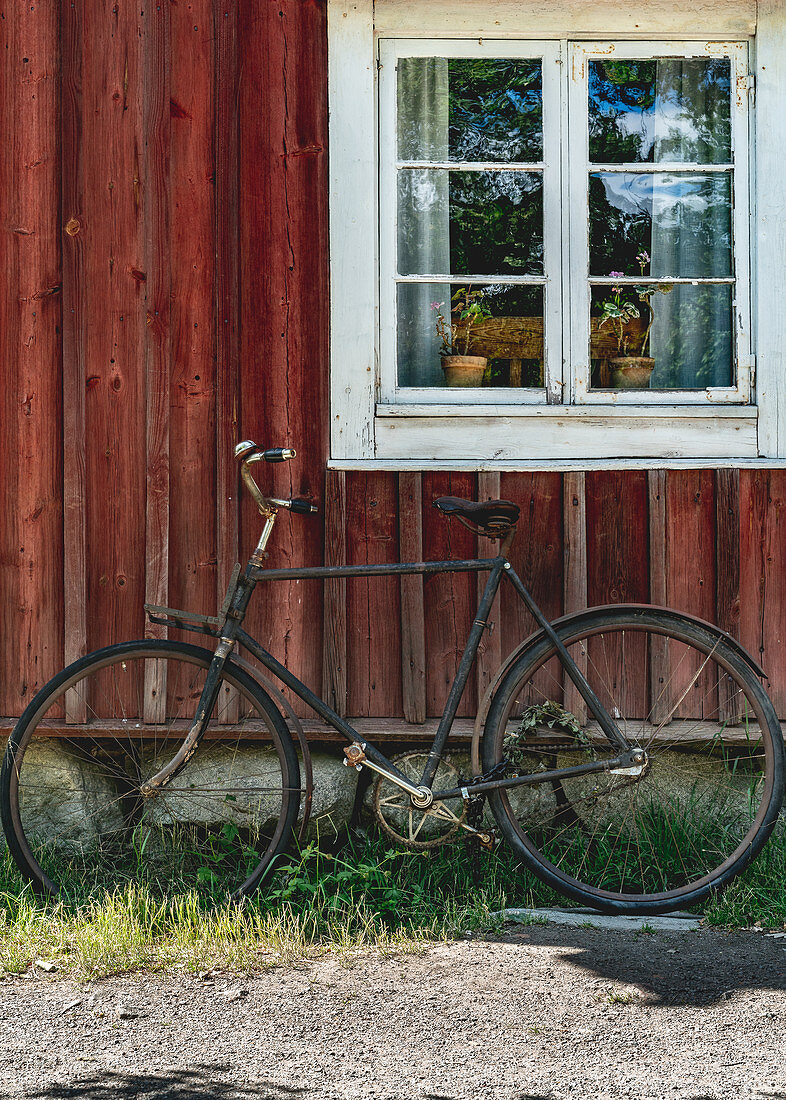 Altes Fahrrad vor einem alten schwedischen Haus im Skansen, Stockholm, Schweden