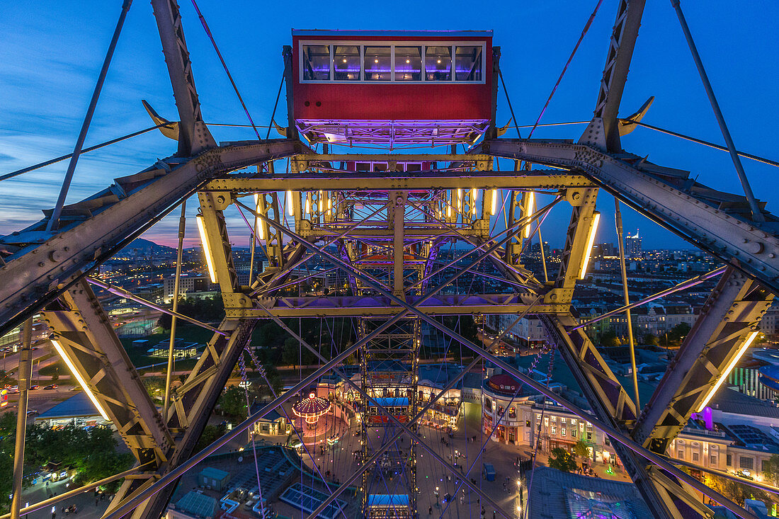 Das Riesenrad über dem beleuchteten Prater in Wien, Österreich