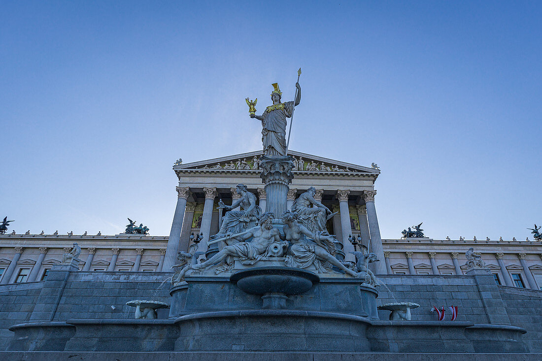 Der Pallas-Athene-Brunnen vor dem Parlamentsgebäude in Wien, Österreich