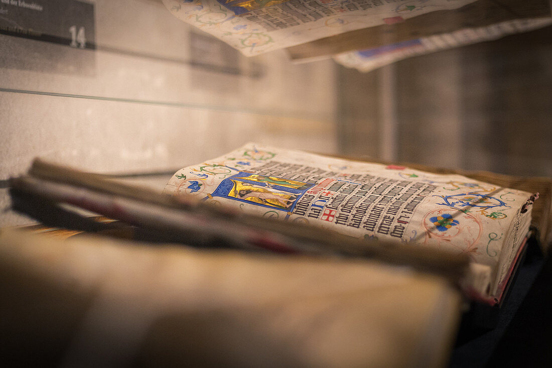 Altes Buch im Stephansdom in Wien, Österreich