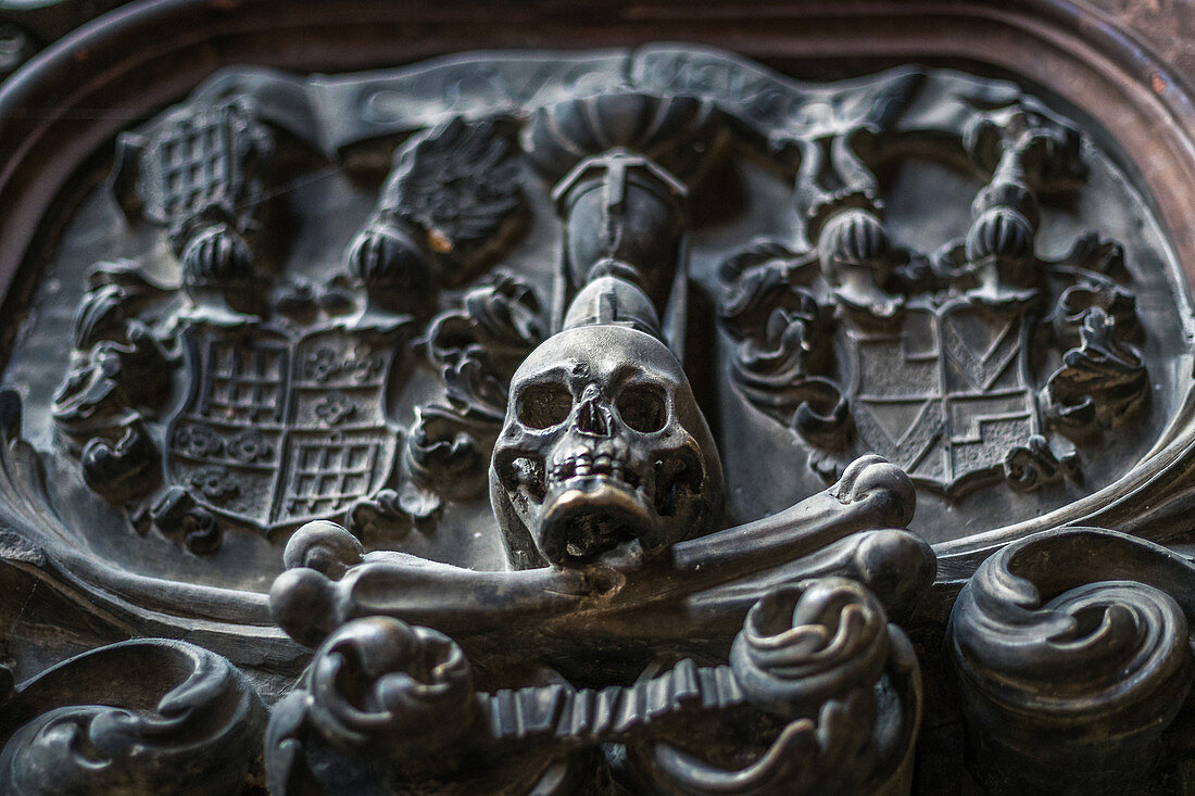 Details im Inneren des Stephansdoms in Wien, Österreich