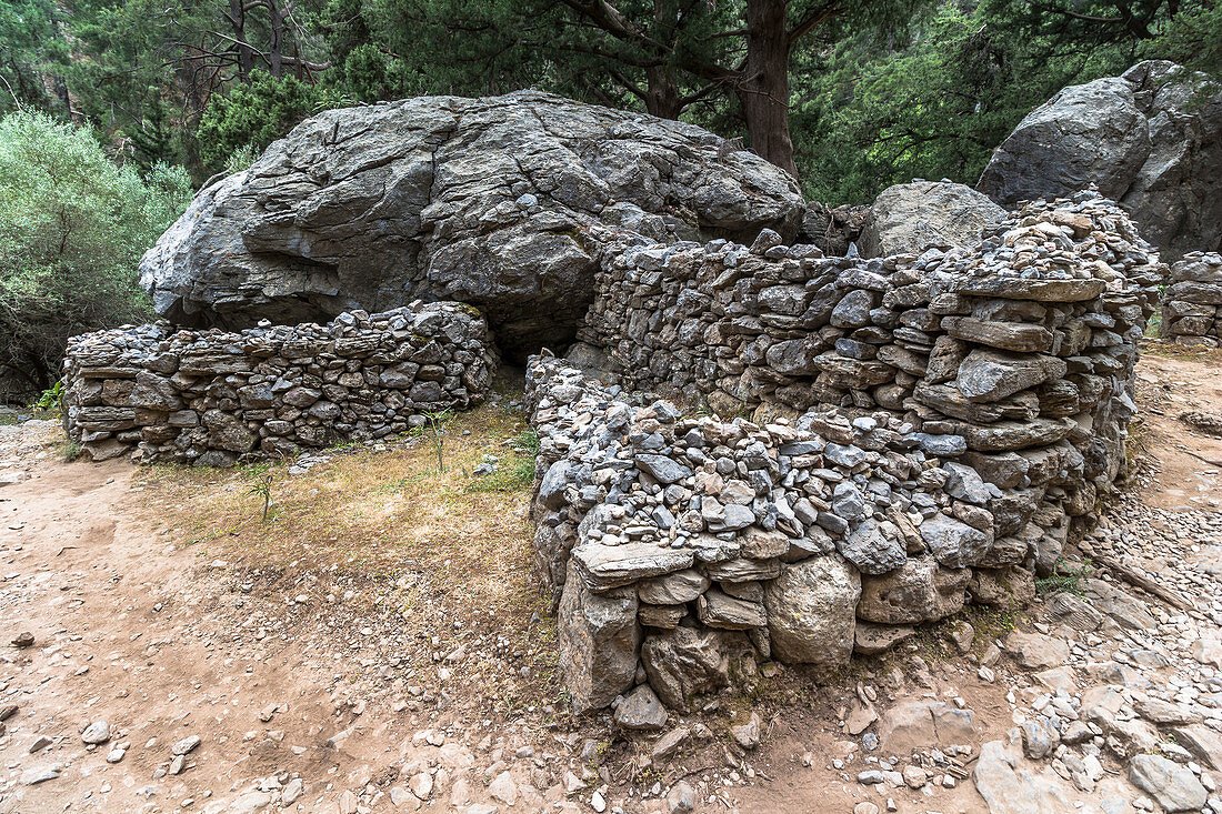 Grab aus Steinen auf Samaria Schlucht Wanderung, Westen Kreta, Griechenland
