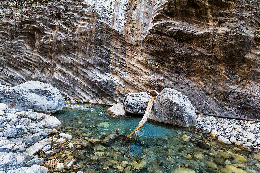 Klarer Fluss zwischen Felswänden in Samaria Schlucht, Westen Kreta, Griechenland