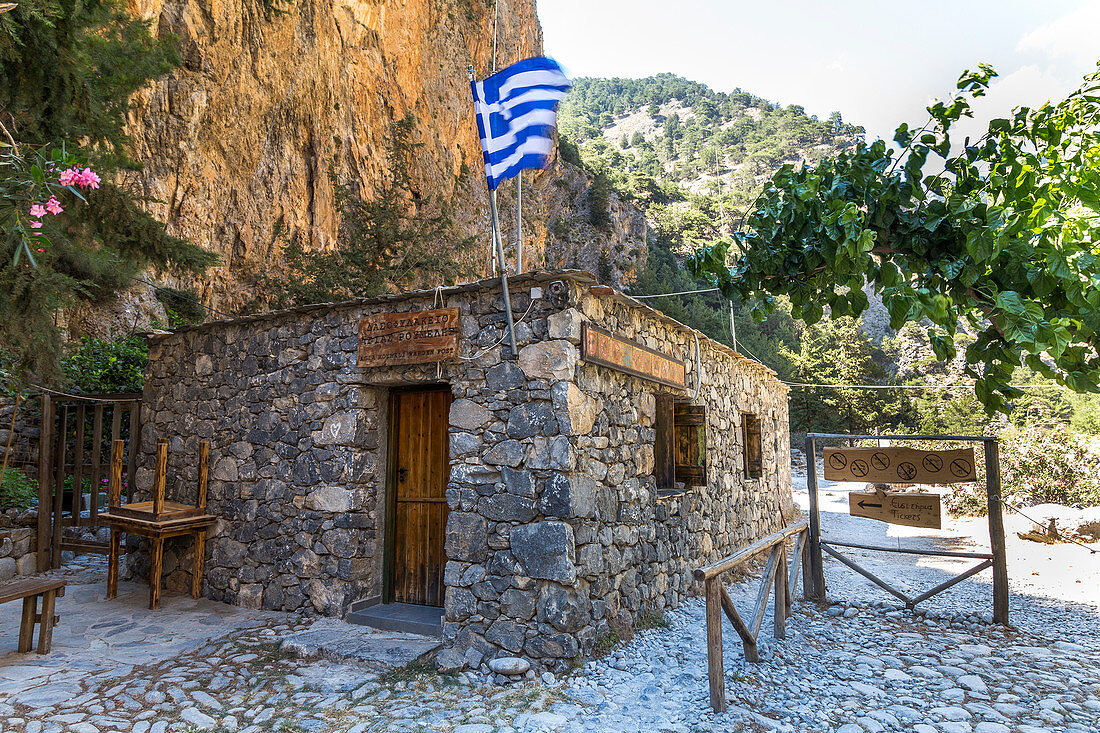 Tickethaus an unterem Ende der Samaria Schlucht in Agia Roumeli, Westen Kreta, Griechenland