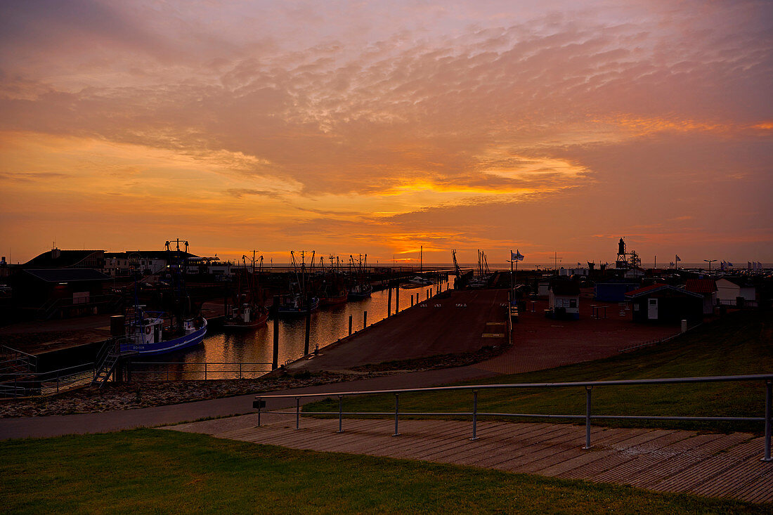 Abendstimmung am Dorumer Kutterhafen, Dorum, Niedersachsen, Deutschland